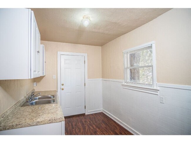 Building Photo - Great Amazing Home So Close to Downtown