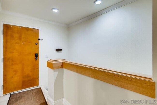 Building Photo - 8860 Villa La Jolla Dr