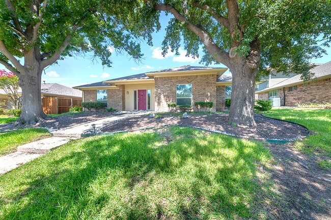 Building Photo - Upscale West Plano home with great outdoor...