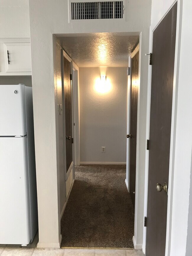Building Photo - 2033 S Don Roser Dr