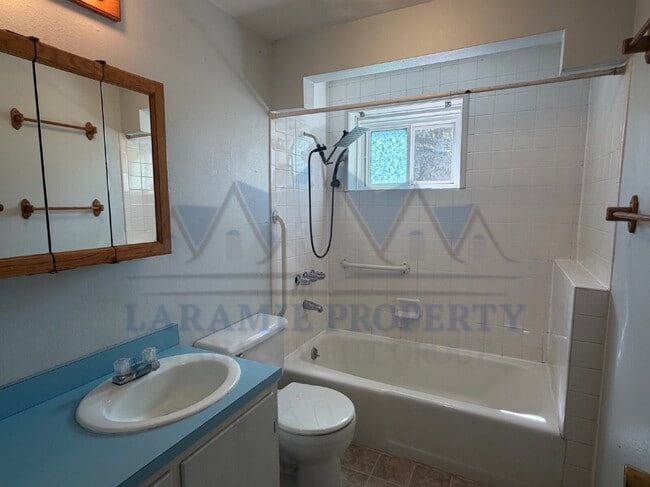 Building Photo - 2 Bed 1 Bath Apartment