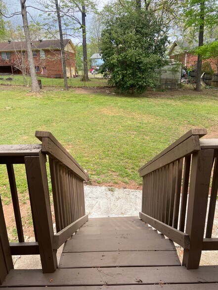 Building Photo - 1826 Eastridge Dr