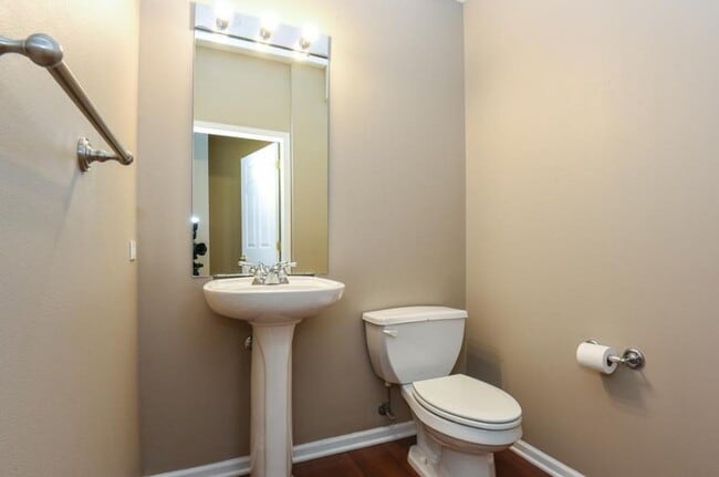 Building Photo - Stylish North Loop Living for $3,499/month...