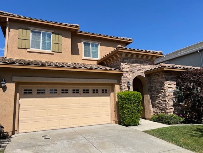 Primary Photo - STUNNING & SPACIOUS 4 BEDROOM IN W. ROSEVI...