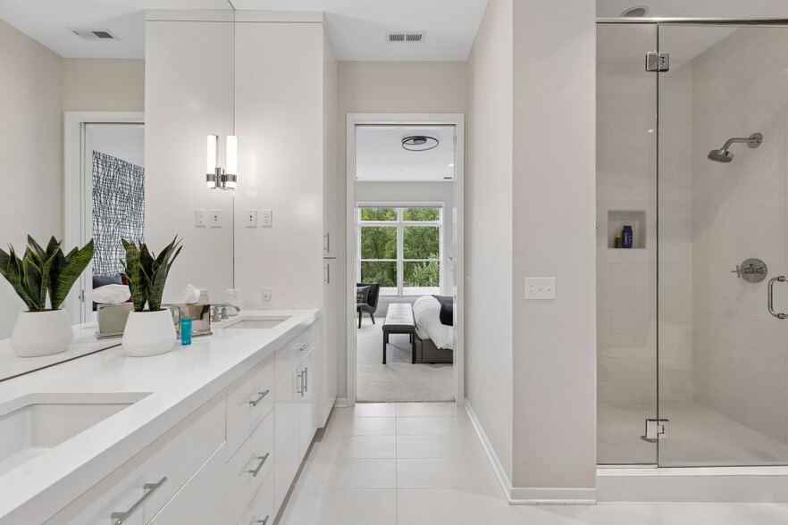 Spa-like primary bath - 935 Lake St E