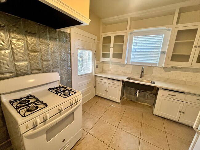 Building Photo - 424 E Ashby Pl