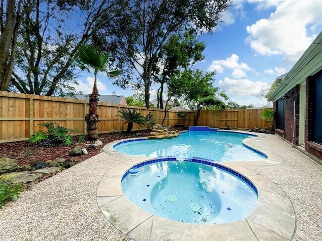 Building Photo - 5202 Spring Cir Dr