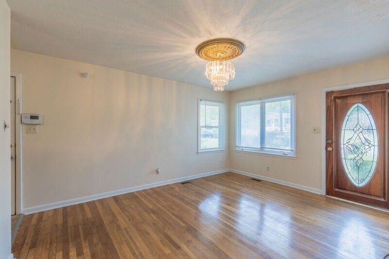 Building Photo - 925 Fleetwood Dr