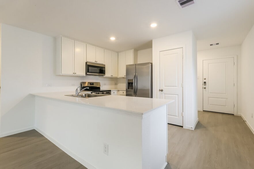 Building Photo - 605 Craven St