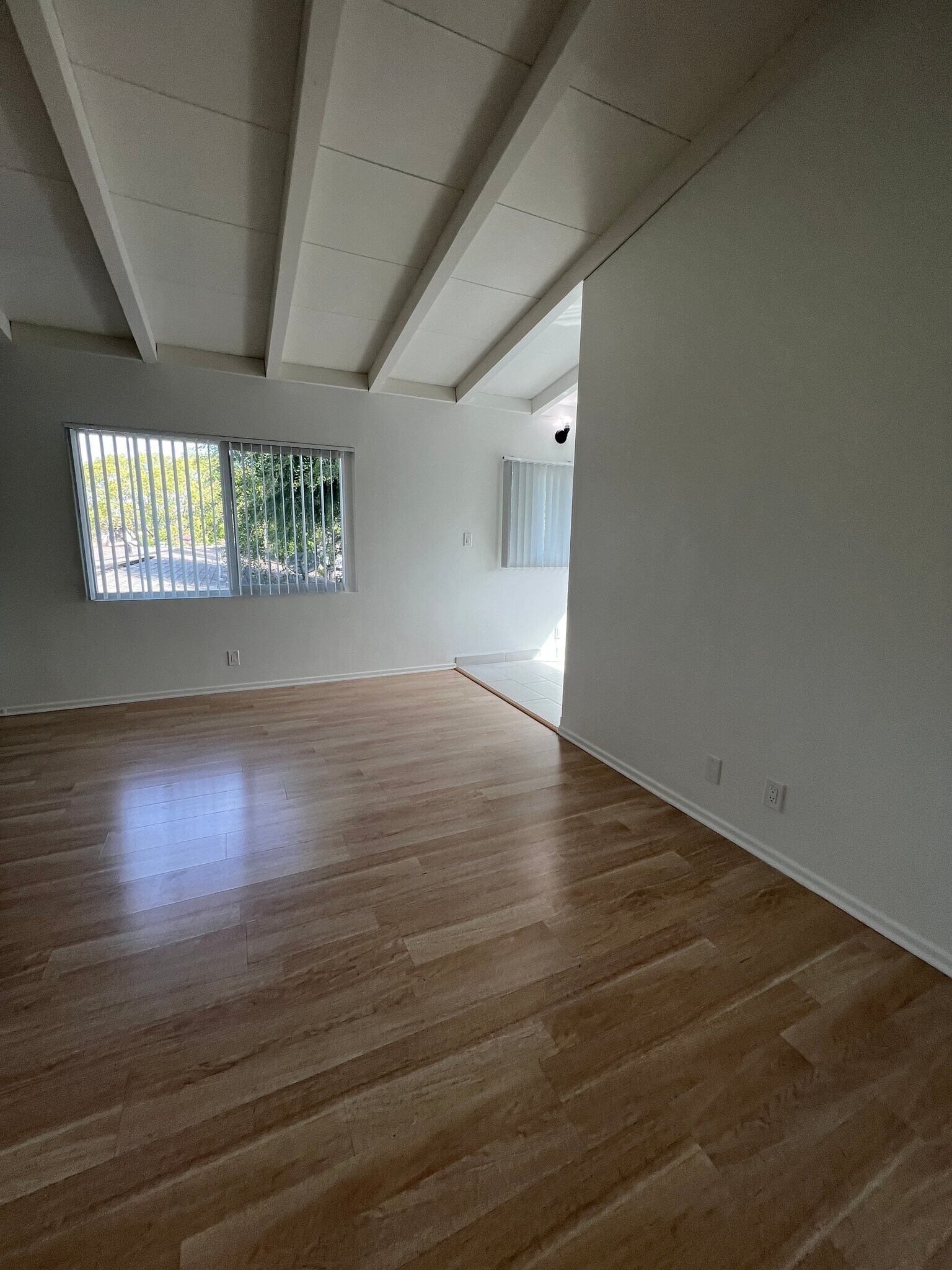 Building Photo - 1102 W Broadway