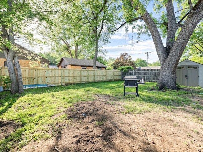 Building Photo - 3 Bedroom Home
