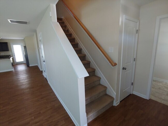 Building Photo - Three bed, 2.5 bath town house located in ...
