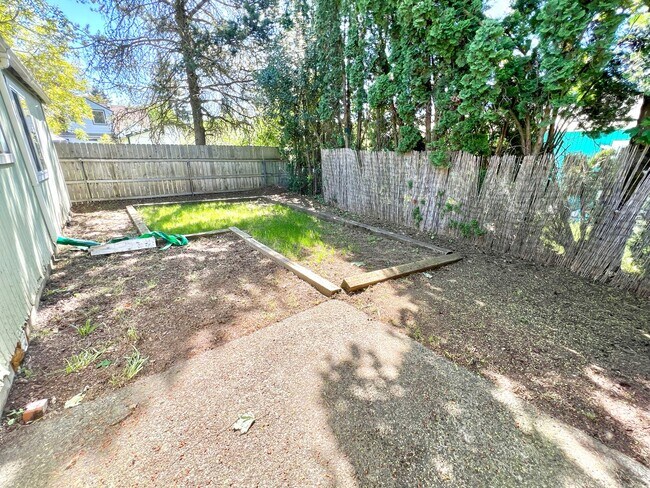 Building Photo - South Tabor Neighborhood Home with Spaciou...
