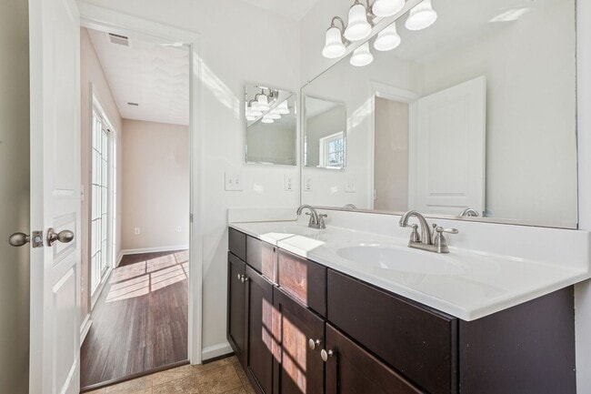 Building Photo - Suffolk Condo- Ready for move in