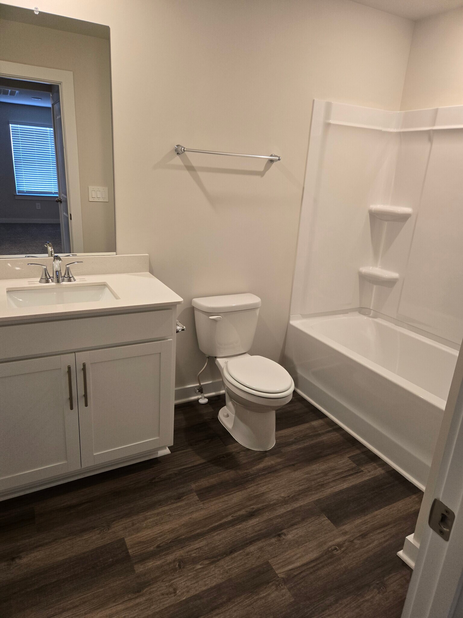 2nd floor full bath w/tub - 3901 Northbrook Dr