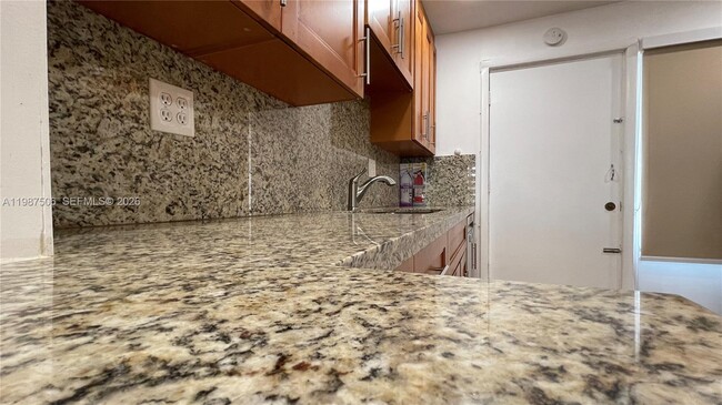 Building Photo - 9240 Fontainebleau Blvd