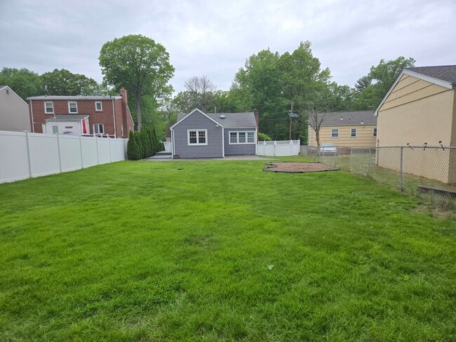 Building Photo - Beautifully updated, ranch style single fa...