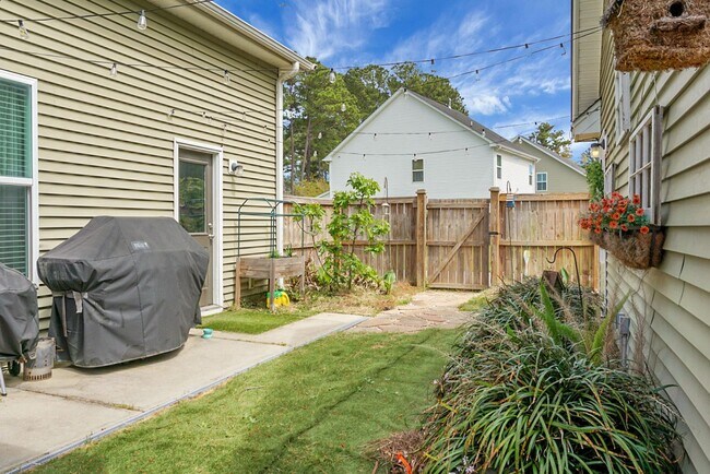 Building Photo - Johns Island 4BR, 2.5 BA Gem: Features Wood Floors, 2-Car Garage, & Community Pool