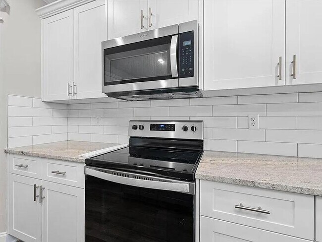 Building Photo - 1042 Linsmore Ave