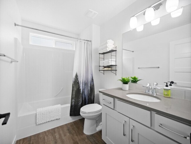 Building Photo - 4 bedroom Modern Home at Eagle Ridge Estates