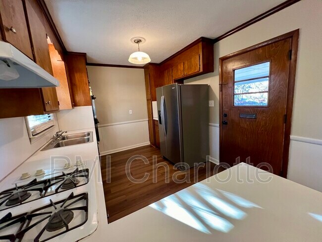 Building Photo - 528 Carolina Ave N