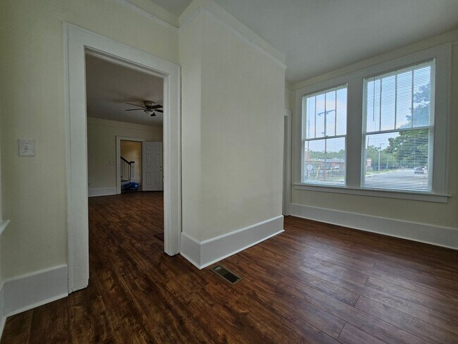 Building Photo - 515 E 49th St