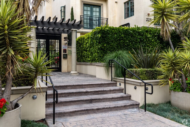 Building Entrance - Villa Hamilton Park