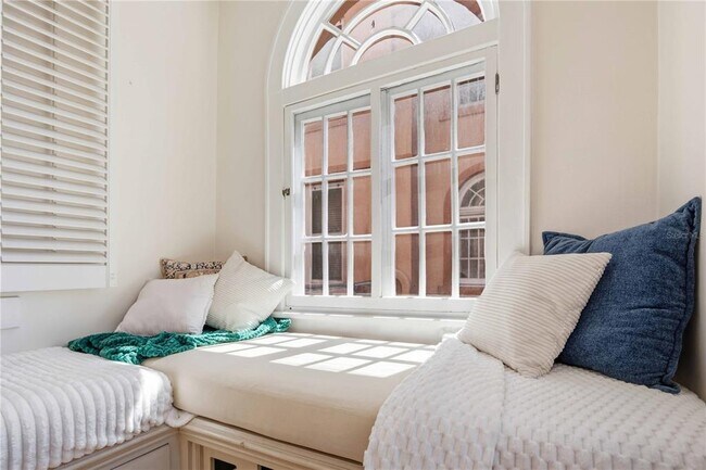 Building Photo - 1221 N Palm Ave