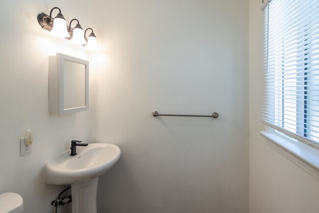 Building Photo - Charming 2-Bedroom Northridge Home with Pr...