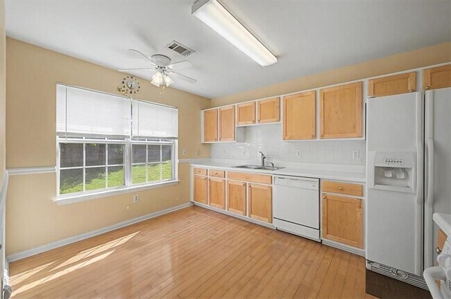 Building Photo - 2025 Baramore Oaks Dr