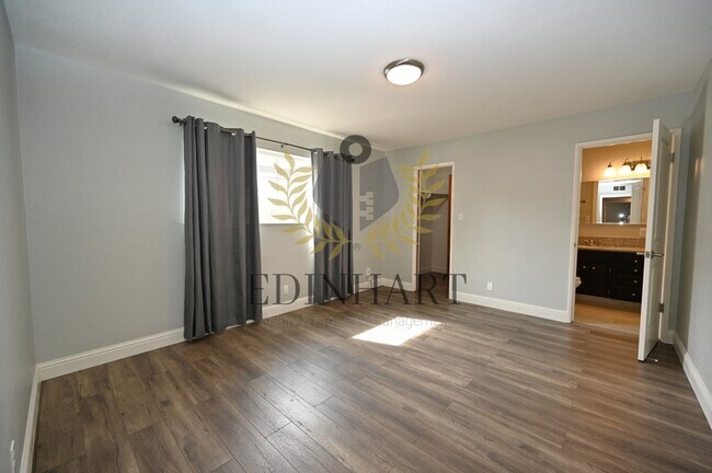Building Photo - 412 W Sample Ave