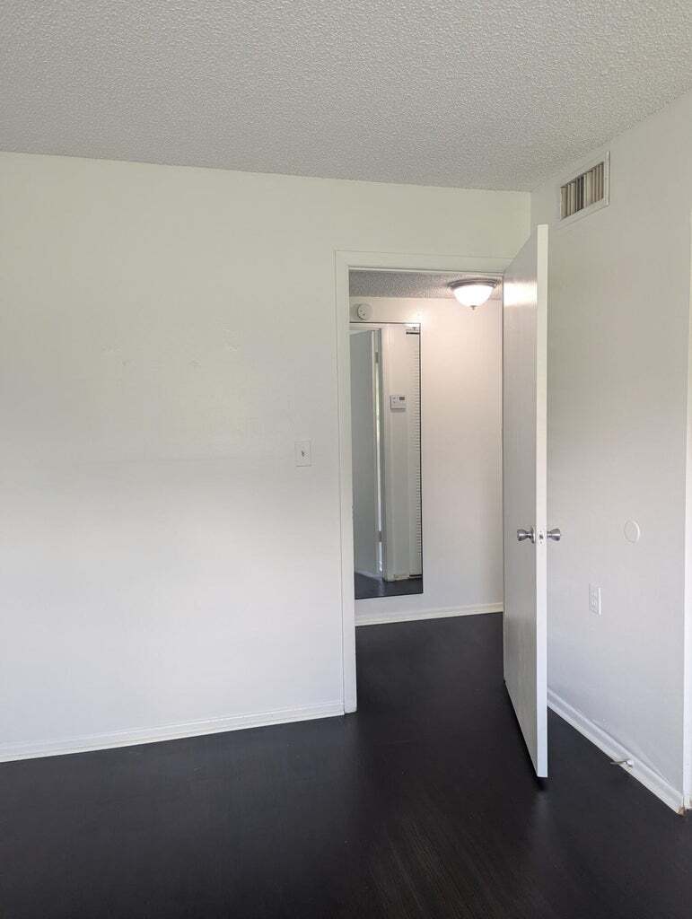 Building Photo - 1203 N Benoist Farms Rd