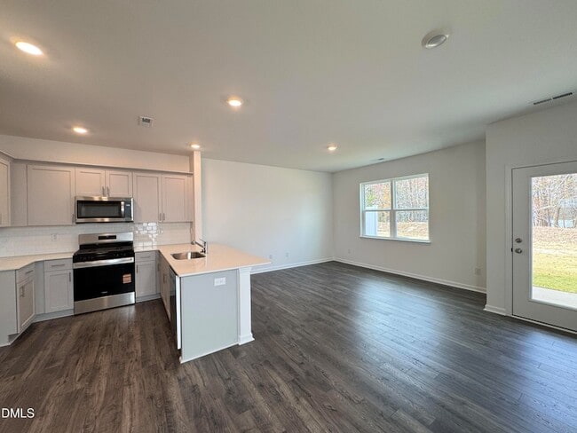 Building Photo - 419 Belgian Red Wy