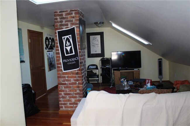 Building Photo - 141 Pembroke Ave