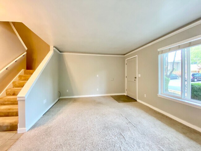 Building Photo - Charming Townhome in Bellevue's Newport Hills Community