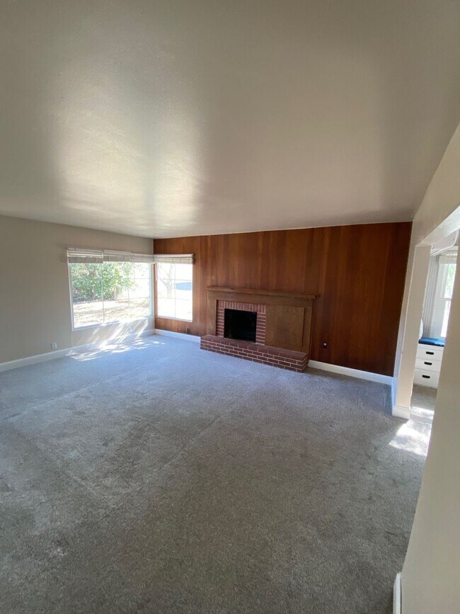 Building Photo - Charming Farmhouse on Tammany Creek Road
