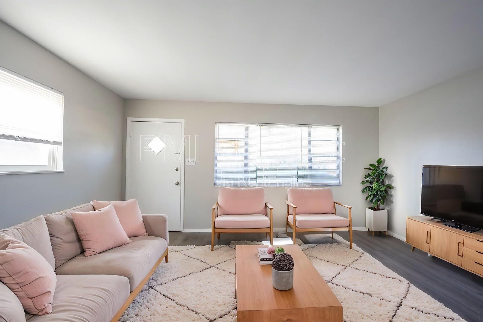 Building Photo - 5843 Woodside Dr