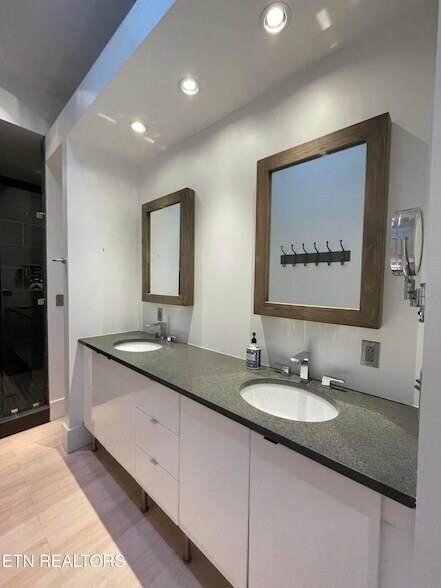 Building Photo - 106 W Summit Hill Dr SW