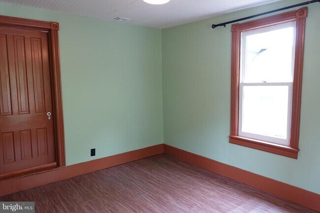 Building Photo - 36 Hart Ave