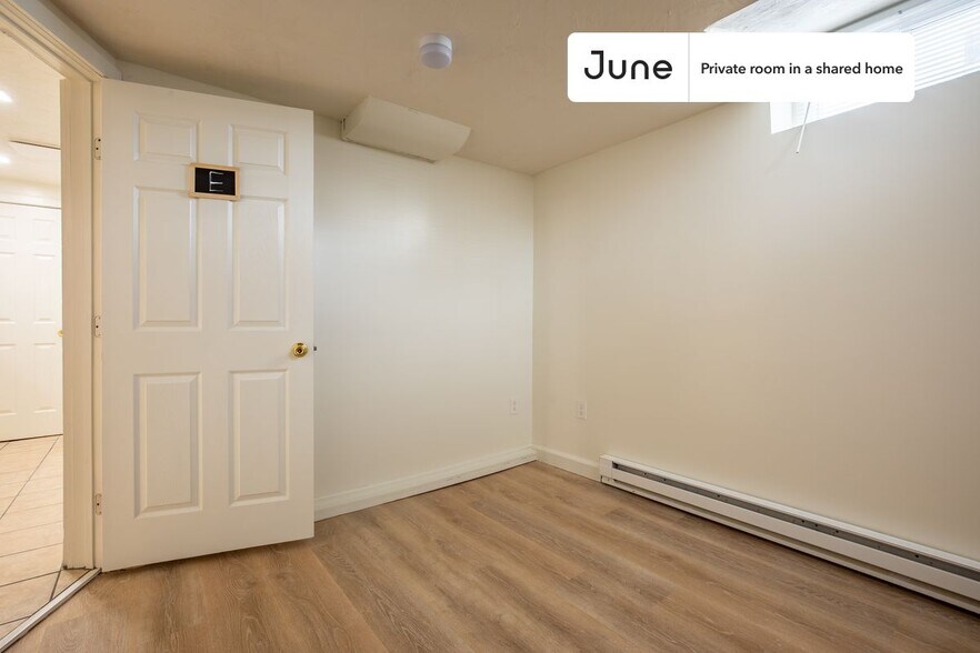 Building Photo - Private bedroom in 5 bed/2 bath Home