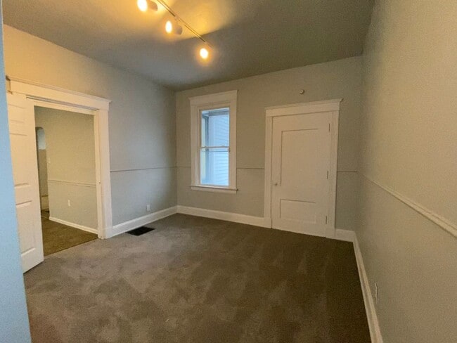 Building Photo - CENTRALLY LOCATED 6 BEDROOM 2 BATH OVER 2200 SQ FT!