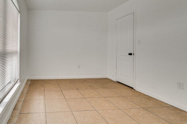 Building Photo - Great Freshly updated 3 bed 2 bath!