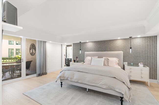 Building Photo - 120 SE 5th Ave