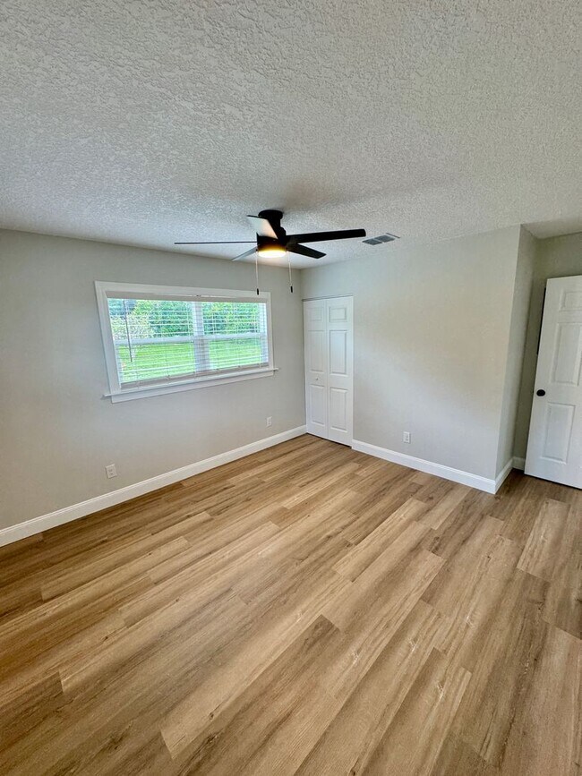 Building Photo - Beautifully Renovated 2-Bed/1-Bath Upstair...