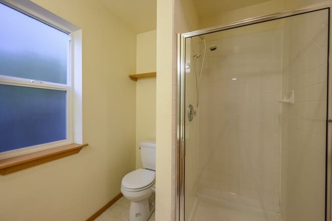 Building Photo - Lake City Living at Its Best Spacious 3BR Townhome with Garage & Easy I-5 Access