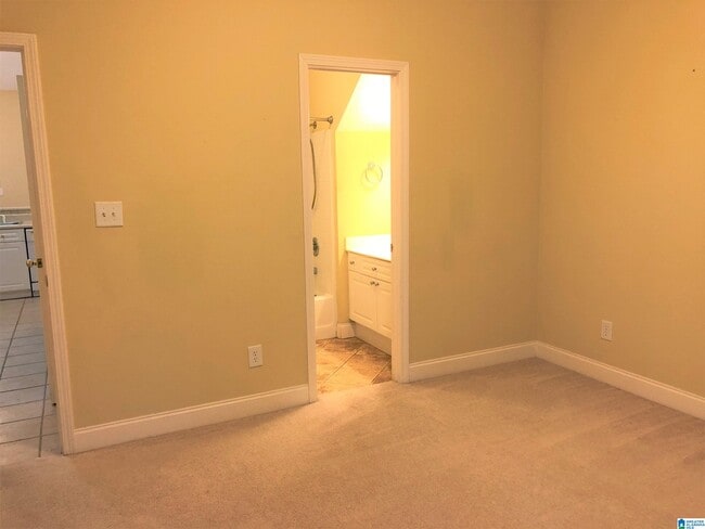 Building Photo - 3013 Twin Oak Dr