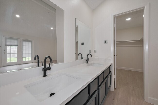 Building Photo - 15934 Barbarossa Dr
