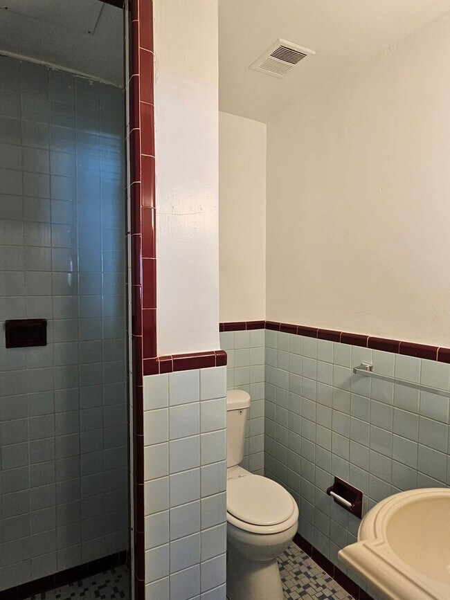 Building Photo - 348 Virginian Dr unit A