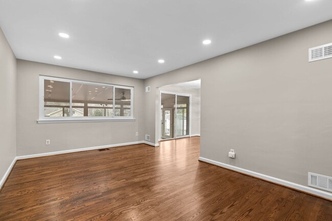Building Photo - 4 Bed 3 Bath - Takoma Park Split Level - Move In Ready