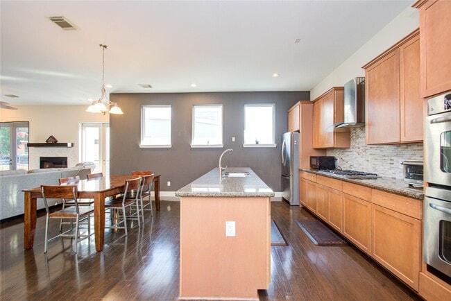 Building Photo - 1320 Lakin St